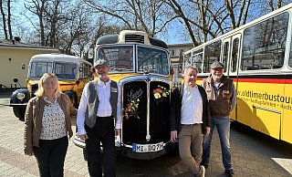 Stefanie Dettmer, Frank Kraul, Jörg Gropp und Stephan Schlomann freuen sich auf den Saisonstart der drei ehemaligen Postbusse. - Nicole Sielermann Stefanie Dettmer, Frank Kraul, Jörg Gropp und Stephan Schlomann freuen sich auf den Saisonstart der drei ehemaligen Postbusse. - Nicole Sielermann