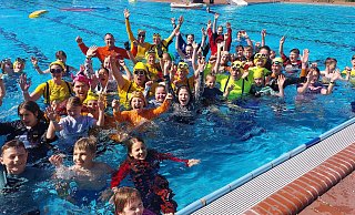 Mit herrlichem Sonnenschein und 21 Grad Wassertemperatur hätte das traditionelle Anschwimmen im Aqua Fun kaum schöner sein können. - Alexandra Stratmeier Mit herrlichem Sonnenschein und 21 Grad Wassertemperatur hätte das traditionelle Anschwimmen im Aqua Fun kaum schöner sein können. - Alexandra Stratmeier