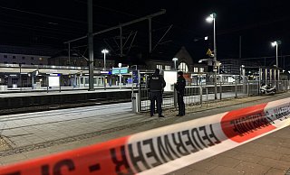 Der Bielefelder Hauptbahnhof war nach einem tödlichen Unfall am Donnerstagabend gesperrt. - Paul Brinkmann Der Bielefelder Hauptbahnhof war nach einem tödlichen Unfall am Donnerstagabend gesperrt. - Paul Brinkmann