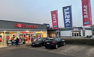 Alle drei haben wieder geöffnet: Als letzte Filiale öffnete auch Rossmann - nach Jysk und Ernstings Family - wieder die Türen für die Kunden. - Nicole Sielermann Alle drei haben wieder geöffnet: Als letzte Filiale öffnete auch Rossmann - nach Jysk und Ernstings Family - wieder die Türen für die Kunden. - Nicole Sielermann