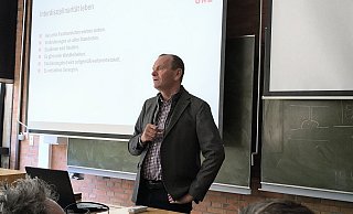 Präsident Jürgen Krahl versucht, den Studenten in Höxter Fragen zur Strukturreform zu beantworten. Für viele Studiengänge gibt es indes noch keinen Zeitplan für den Umzug. - TH OWL Präsident Jürgen Krahl versucht, den Studenten in Höxter Fragen zur Strukturreform zu beantworten. Für viele Studiengänge gibt es indes noch keinen Zeitplan für den Umzug. - TH OWL