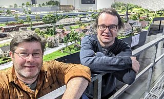 Seit 20 Jahren lassen Norbert Siekmann und Karl Fischer die Modellbundesbahn in Brakel wachsen. - Burkhard Battran Seit 20 Jahren lassen Norbert Siekmann und Karl Fischer die Modellbundesbahn in Brakel wachsen. - Burkhard Battran