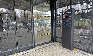 Beim Blick in das Fahrradparkhaus der Mobilstation Kirchlengern sind viele leere Stellplätze zu sehen. - Shannon-Lee Bendig Beim Blick in das Fahrradparkhaus der Mobilstation Kirchlengern sind viele leere Stellplätze zu sehen. - Shannon-Lee Bendig