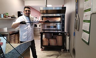 Der gebürtige Marokkaner Hicham Mouadine hat sein Handwerk in Italien gelernt und verwöhnt jetzt seine Löhner Mitbürger mit feinster, frisch gebackener Pizza. - Gabriele Freimuth Der gebürtige Marokkaner Hicham Mouadine hat sein Handwerk in Italien gelernt und verwöhnt jetzt seine Löhner Mitbürger mit feinster, frisch gebackener Pizza. - Gabriele Freimuth