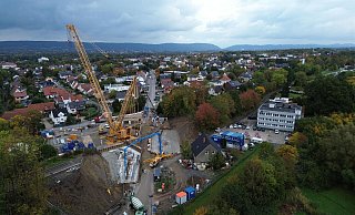 Aus der Luft ist das gesamte Ausmaß der Südbahnbrücken-Baustelle zu überblicken. - Wolfhard Jording Aus der Luft ist das gesamte Ausmaß der Südbahnbrücken-Baustelle zu überblicken. - Wolfhard Jording