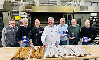 Die Mitglieder des Rotary Clubs Gütersloh und die Bäckermeister freuen sich auf den längsten Stollen Westfalens: Reiner Schenke (v.l.), Präsident Thomas Knörle, die beiden Bäckermeister Martin Buchmann und Hubert Merten sowie Thomas Heye, Fritz Husemann und René Teismann. - Rotary Club Gütersloh Die Mitglieder des Rotary Clubs Gütersloh und die Bäckermeister freuen sich auf den längsten Stollen Westfalens: Reiner Schenke (v.l.), Präsident Thomas Knörle, die beiden Bäckermeister Martin Buchmann und Hubert Merten sowie Thomas Heye, Fritz Husemann und René Teismann. - Rotary Club Gütersloh