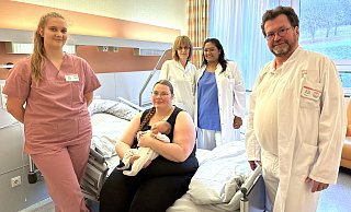 Jostein macht im St.-Ansgar-Krankenhaus der KHWE die 1000 voll: (von links) Sofie Heising (Hebamme), Jacqueline Glormann mit Jostein, Anette Schürzenberg (Pflegefachkraft Wochenbettstation), Veantha Marimuthu (Assistenzärztin) und Dr. Henning Grastorf (Chefarzt). - KHWE Jostein macht im St.-Ansgar-Krankenhaus der KHWE die 1000 voll: (von links) Sofie Heising (Hebamme), Jacqueline Glormann mit Jostein, Anette Schürzenberg (Pflegefachkraft Wochenbettstation), Veantha Marimuthu (Assistenzärztin) und Dr. Henning Grastorf (Chefarzt). - KHWE