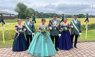 Sie zogen beim Festumzug in Holzhausen am Sonntag alle Blicke auf sich: Petra und Jürgen Krawinkel (v. l.), Königspaar Olga und Josef Vogedes sowie Lucia und Georg Ising. - Lennart Schlütz Sie zogen beim Festumzug in Holzhausen am Sonntag alle Blicke auf sich: Petra und Jürgen Krawinkel (v. l.), Königspaar Olga und Josef Vogedes sowie Lucia und Georg Ising. - Lennart Schlütz