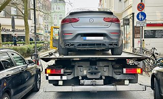 Diesen Mercedes GLC AMG hat die Polizei vom Einsatzort in der Bielefelder Innenstadt abgeschleppt. - Stefan Becker Diesen Mercedes GLC AMG hat die Polizei vom Einsatzort in der Bielefelder Innenstadt abgeschleppt. - Stefan Becker
