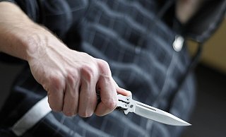 Einer der beiden jungen Männer zückte ein Messer und setzte es auch mehrfach ein. - Symbolfoto: Simon Belcher Einer der beiden jungen Männer zückte ein Messer und setzte es auch mehrfach ein. - Symbolfoto: Simon Belcher
