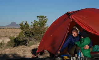 Camping in der Wüste New Mexikos: Maren Pries und der kleine Tomte im Zelt. - Fivebags.de Camping in der Wüste New Mexikos: Maren Pries und der kleine Tomte im Zelt. - Fivebags.de