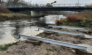 Fundamente und Metallstreben: An der Altstadtbrücke entsteht an der Diemel ein Sitzsteg. - Dieter Scholz Fundamente und Metallstreben: An der Altstadtbrücke entsteht an der Diemel ein Sitzsteg. - Dieter Scholz