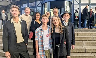 Filmemacher Eric Maier-Rehm, Regisseur Stefan Rumphorst mit den Hauptdarstellern Radomyr Klymov und Emily Jochheim weiteren Darstellern und den Cineplex-Betreiberinnen am Tag der Premiere. - Burkhard Battran Filmemacher Eric Maier-Rehm, Regisseur Stefan Rumphorst mit den Hauptdarstellern Radomyr Klymov und Emily Jochheim weiteren Darstellern und den Cineplex-Betreiberinnen am Tag der Premiere. - Burkhard Battran