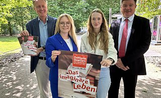 Michael Scholz von der Aqua Magica GmbH freut sich, dass die Sponsoren - hier Tara-Luise Winkelmann (2. v. l.) und Lena Hartlieb von der Firma Harting sowie Sascha Liß von der Stiftung der Sparkasse Herford - das Literaturfest unterstützen. - Nicole Sielermann Michael Scholz von der Aqua Magica GmbH freut sich, dass die Sponsoren - hier Tara-Luise Winkelmann (2. v. l.) und Lena Hartlieb von der Firma Harting sowie Sascha Liß von der Stiftung der Sparkasse Herford - das Literaturfest unterstützen. - Nicole Sielermann