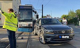 Der Pkw hat bei dem Unfall deutliche Schäden an der Beifahrerseite abbekommen. - Paul Brinkmann Der Pkw hat bei dem Unfall deutliche Schäden an der Beifahrerseite abbekommen. - Paul Brinkmann