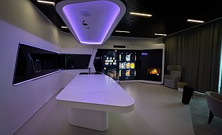 Sieht aus wie eine Küche im Raumschiff Enterprise, ist aber die Miele-Hightech-Küche im Gebäude Living Tomorrow in Belgien. Hier wird geforscht mit digitaler Technik. KI-Assistenzsysteme helfen bei Speiseplänen und der Zubereitung. Die entwickelten Prototypen werden über die Miele Cloud gesteuert. - Jeanette Salzmann Sieht aus wie eine Küche im Raumschiff Enterprise, ist aber die Miele-Hightech-Küche im Gebäude Living Tomorrow in Belgien. Hier wird geforscht mit digitaler Technik. KI-Assistenzsysteme helfen bei Speiseplänen und der Zubereitung. Die entwickelten Prototypen werden über die Miele Cloud gesteuert. - Jeanette Salzmann
