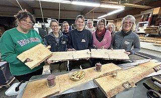 Meisterlich haben die Teilnehmerinnen des Workshops die Aufgabe absolviert. Aus einer Birkenbohle haben sie in Handarbeit ein meterlanges Servierbrett gezaubert. - Nicole Sielermann Meisterlich haben die Teilnehmerinnen des Workshops die Aufgabe absolviert. Aus einer Birkenbohle haben sie in Handarbeit ein meterlanges Servierbrett gezaubert. - Nicole Sielermann
