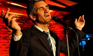 Mit einem Konzert von Curtis Stigers am 12. Juli 2012 begann die Geschichte des Musik-Kontors im Schiller, das damals offiziell noch nicht einmal eröffnet war. Etwa 200 Konzerte später endet die Geschichte des Vereins zum Jahresende 2025. Fotos: Ralf Bittner - ralf bittner Mit einem Konzert von Curtis Stigers am 12. Juli 2012 begann die Geschichte des Musik-Kontors im Schiller, das damals offiziell noch nicht einmal eröffnet war. Etwa 200 Konzerte später endet die Geschichte des Vereins zum Jahresende 2025. Fotos: Ralf Bittner - ralf bittner