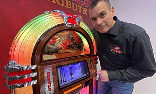 Daniel Schwarz vom Bünder Unternehmen "Pinball Universe" mit einer Jukebox, die die Augen von Liebhabern zum Strahlen bringt: Die "Wurlitzer 1015 Tribute" ist eine Neuauflage des Klassikers unter den Musikboxen und feierte jetzt in Bünde Deutschlandpremiere. - Natalie Gottwald Daniel Schwarz vom Bünder Unternehmen "Pinball Universe" mit einer Jukebox, die die Augen von Liebhabern zum Strahlen bringt: Die "Wurlitzer 1015 Tribute" ist eine Neuauflage des Klassikers unter den Musikboxen und feierte jetzt in Bünde Deutschlandpremiere. - Natalie Gottwald
