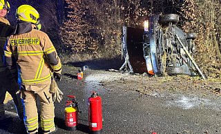 Aufgrund von Straßenglätte verlor eine 25 Jahre alte Autofahrerin auf dem Alten Hellweg bei Wewer die Kontrolle über ihr Fahrzeug. - Ralph Meyer Aufgrund von Straßenglätte verlor eine 25 Jahre alte Autofahrerin auf dem Alten Hellweg bei Wewer die Kontrolle über ihr Fahrzeug. - Ralph Meyer