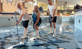 Die BBF-Mitarbeitenden Liam Rennekamp, Cynthia Naggatis und Henrique Merlim Lotz (v.l.) reinigen den Strömungskanal im Freizeitbereich des Ishara. - Stadtwerke Bielefeld GmbH Die BBF-Mitarbeitenden Liam Rennekamp, Cynthia Naggatis und Henrique Merlim Lotz (v.l.) reinigen den Strömungskanal im Freizeitbereich des Ishara. - Stadtwerke Bielefeld GmbH