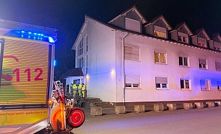 Eine überhitzte Pfanne in einer Erdgeschosswohnung eines Mehrparteienhauses an der Fürstenallee löste in der Nacht zu Freitag einen Fettbrand aus. Bei Löscharbeiten wurde der Bewohner verletzt. - Ralph Meyer Eine überhitzte Pfanne in einer Erdgeschosswohnung eines Mehrparteienhauses an der Fürstenallee löste in der Nacht zu Freitag einen Fettbrand aus. Bei Löscharbeiten wurde der Bewohner verletzt. - Ralph Meyer