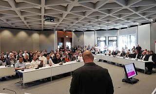 Der Kreistag Minden-Lübbecke mit Landrat Ali Dogan als Vorsitzendem entscheidet über den Kreishaushalt. Die elf Städte und Gemeinde erheben nun schwere Vorwürfe gegen die Kreisverwaltung. - Joern Spreen-Ledebur Der Kreistag Minden-Lübbecke mit Landrat Ali Dogan als Vorsitzendem entscheidet über den Kreishaushalt. Die elf Städte und Gemeinde erheben nun schwere Vorwürfe gegen die Kreisverwaltung. - Joern Spreen-Ledebur