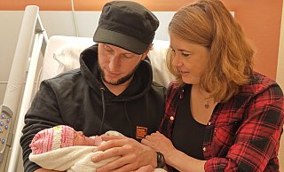 Frischgebackenes Familienglück: Mama Lydia Funk und Papa Peter Kamischke-Funk halten ihre Tochter Marieke in den Armen. - Svenja Ludwig Frischgebackenes Familienglück: Mama Lydia Funk und Papa Peter Kamischke-Funk halten ihre Tochter Marieke in den Armen. - Svenja Ludwig