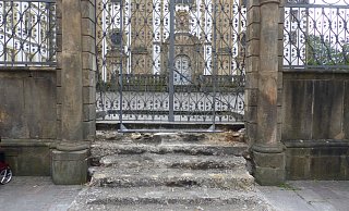 Am Aufgang zum Vorplatz der Marktkirche sind die Treppenstufen bereits abgetragen worden. - Jochem Schulze Am Aufgang zum Vorplatz der Marktkirche sind die Treppenstufen bereits abgetragen worden. - Jochem Schulze