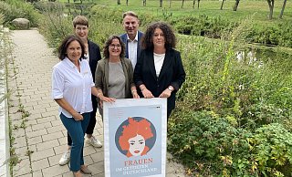 Roswitha Heitkamp-Kozman, Stefanie Möller (Soroptimists), Stefanie Voß (VHS), Marco Kollmeier und Anja Flömer von der Volksbank. - Dirk Windmöller Roswitha Heitkamp-Kozman, Stefanie Möller (Soroptimists), Stefanie Voß (VHS), Marco Kollmeier und Anja Flömer von der Volksbank. - Dirk Windmöller