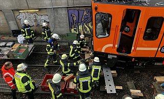 Gegen 14 Uhr ist es geschafft: Feuerwehr und Techniker von Mobiel haben den Schienenschleifwagen wieder ins Gleis gehoben. - Jens Reichenbach Gegen 14 Uhr ist es geschafft: Feuerwehr und Techniker von Mobiel haben den Schienenschleifwagen wieder ins Gleis gehoben. - Jens Reichenbach