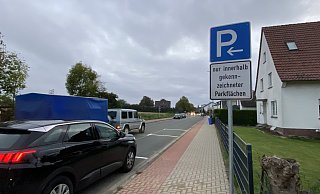 An der Hermann-Löns-Straße darf beidseits geparkt werden. Dafür wurden neue Markierungen aufgemalt. - Nicole Sielermann An der Hermann-Löns-Straße darf beidseits geparkt werden. Dafür wurden neue Markierungen aufgemalt. - Nicole Sielermann