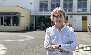 Claudia Damian ist seit 30 Jahren Schulleiterin der Grundschule Isselhorst. Mit Beginn der Sommerferien geht sie in den Ruhestand. Die Nachfolge ist bislang noch nicht geregelt. - Jeanette Salzmann Claudia Damian ist seit 30 Jahren Schulleiterin der Grundschule Isselhorst. Mit Beginn der Sommerferien geht sie in den Ruhestand. Die Nachfolge ist bislang noch nicht geregelt. - Jeanette Salzmann