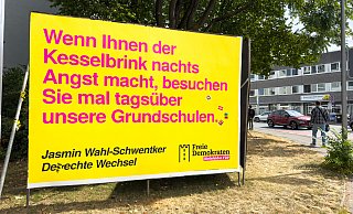 Nur an wenigen Stellen im Stadtgebiet ist das umstrittene FDP-Plakat zu sehen. Doch bei vielen Betrachtern sorgt es für Empörung und hat eine öffentliche Debatte ausgelöst. - Andreas Zobe Nur an wenigen Stellen im Stadtgebiet ist das umstrittene FDP-Plakat zu sehen. Doch bei vielen Betrachtern sorgt es für Empörung und hat eine öffentliche Debatte ausgelöst. - Andreas Zobe