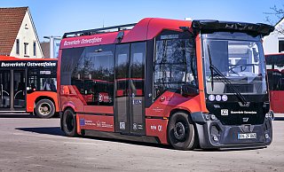 Dieser elektrisch betriebene, autonom fahrende Kleinbus des Herstellers ZF Friedrichshafen ist ab kommender Woche auf den Straßen in Herford im Testbetrieb unterwegs. - Deutsche Bahn AG Dieser elektrisch betriebene, autonom fahrende Kleinbus des Herstellers ZF Friedrichshafen ist ab kommender Woche auf den Straßen in Herford im Testbetrieb unterwegs. - Deutsche Bahn AG