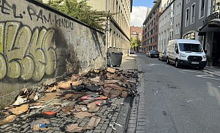 Der Bürgersteig an der Güsenstraße zeigt noch deutliche Spuren des Feuers. - Paul Brinkmann Der Bürgersteig an der Güsenstraße zeigt noch deutliche Spuren des Feuers. - Paul Brinkmann