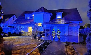 Feuerwehrleute vor der ehemaligen Pizzeria in Sennelager, auf deren Balkon es gebrannt hat. - Ralph Meyer Feuerwehrleute vor der ehemaligen Pizzeria in Sennelager, auf deren Balkon es gebrannt hat. - Ralph Meyer