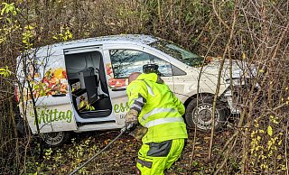 Etwa sieben Meter tief war das Unfallfahrzeug in die Böschung gerutscht, bevor es zum Stehen kam. - Burkhard Battran Etwa sieben Meter tief war das Unfallfahrzeug in die Böschung gerutscht, bevor es zum Stehen kam. - Burkhard Battran