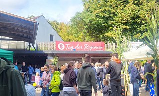 Groß und Klein nutzten den Tag der Regionen, um zu stöbern, Bekannte zu treffen und sich eine gute Zeit zu machen. - Annika Dette Groß und Klein nutzten den Tag der Regionen, um zu stöbern, Bekannte zu treffen und sich eine gute Zeit zu machen. - Annika Dette