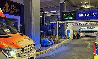 Aus knapp zwei Meter Höhe stürzte der Mann von der Mauer neben einem Treppenaufgang an der Alten Torgasse in Paderborn rückwärts in die Tiefe. - Ralph Meyer Aus knapp zwei Meter Höhe stürzte der Mann von der Mauer neben einem Treppenaufgang an der Alten Torgasse in Paderborn rückwärts in die Tiefe. - Ralph Meyer