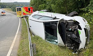 Direkt nach dem Ende der Staumauer der Aabach-Talsperre kam der die 59-Jährige mit ihrem Opel Corsa nach links von der Fahrbahn ab. - Ralph Meyer Direkt nach dem Ende der Staumauer der Aabach-Talsperre kam der die 59-Jährige mit ihrem Opel Corsa nach links von der Fahrbahn ab. - Ralph Meyer
