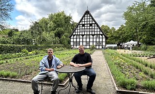 Leon Strathmeyer (l.) und Bennet Abele haben wochenlang im Museumsgarten geschuftet und geschwitzt. Am Tag der Einweihung genießen sie den neugestalteten Bauerngarten in der kleinen Sitzecke. - Nicole Sielermann Leon Strathmeyer (l.) und Bennet Abele haben wochenlang im Museumsgarten geschuftet und geschwitzt. Am Tag der Einweihung genießen sie den neugestalteten Bauerngarten in der kleinen Sitzecke. - Nicole Sielermann