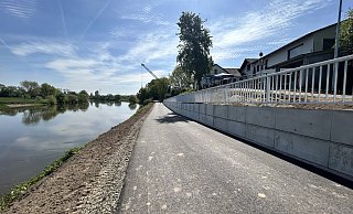 In Höhe des Alten Fährhauses ist die Engstelle verschwunden und der Weserradweg wunderbar breit geworden. Somit ist Platz für Radfahrer und Fußgänger. - Nicole Sielermann In Höhe des Alten Fährhauses ist die Engstelle verschwunden und der Weserradweg wunderbar breit geworden. Somit ist Platz für Radfahrer und Fußgänger. - Nicole Sielermann