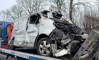 Schwere Verletzungen erlitt der Fahrer dieses Transporters, der auf der A44 von der Fahrbahn abkam. - Ralph Meyer Schwere Verletzungen erlitt der Fahrer dieses Transporters, der auf der A44 von der Fahrbahn abkam. - Ralph Meyer