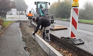 Mitarbeiter der Warburger Tiefbaufirma Nolte setzen im unteren Teil der Anton-Böhlen-Straße bereits die Bordsteine. - Dieter Scholz Mitarbeiter der Warburger Tiefbaufirma Nolte setzen im unteren Teil der Anton-Böhlen-Straße bereits die Bordsteine. - Dieter Scholz