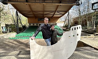 Daniel Meier aus Volmerdingsen und Karolin Koldehoff aus Minden haben ihr erstes eigenes Musical geschrieben, das im Juni Welturaufführung auf der Freilichtbühne feiert. - Nicole Sielermann Daniel Meier aus Volmerdingsen und Karolin Koldehoff aus Minden haben ihr erstes eigenes Musical geschrieben, das im Juni Welturaufführung auf der Freilichtbühne feiert. - Nicole Sielermann