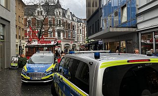 Die Polizei eilt immer wieder zu körperlichen Auseinandersetzungen in die Bahnhofstraße. Nun sucht sie einen der gesuchten Täter mit einem Foto. - Jens Reichenbach Die Polizei eilt immer wieder zu körperlichen Auseinandersetzungen in die Bahnhofstraße. Nun sucht sie einen der gesuchten Täter mit einem Foto. - Jens Reichenbach