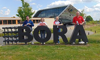 Vorfreude: Alex Ziebart (v. l.), Event-Manager bei Bora, Store-Managerin Jutta Menke, Cheforganisatorin Manuela Kopp und RCE-Geschäftsführer Detlef Wittenbreder sind optimistisch, dass am 29. Juni am Bora-Flagstore Hochbetrieb herrschen wird, wenn hier die Touristikfahrt des RC Endspurt startet und endet.?Foto: Dirk Kröger - Dirk Kröger Vorfreude: Alex Ziebart (v. l.), Event-Manager bei Bora, Store-Managerin Jutta Menke, Cheforganisatorin Manuela Kopp und RCE-Geschäftsführer Detlef Wittenbreder sind optimistisch, dass am 29. Juni am Bora-Flagstore Hochbetrieb herrschen wird, wenn hier die Touristikfahrt des RC Endspurt startet und endet.?Foto: Dirk Kröger - Dirk Kröger