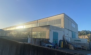 In dieser ehemaligen Gewerbehalle der Beton-Firma Kuhre im Kreis Gütersloh wollen die Investoren Bobby Birol, Simon Nolte und Christopher Laugnitz einen Padel-Tennis-Center einrichten. - Burkhard Hoeltzenbein In dieser ehemaligen Gewerbehalle der Beton-Firma Kuhre im Kreis Gütersloh wollen die Investoren Bobby Birol, Simon Nolte und Christopher Laugnitz einen Padel-Tennis-Center einrichten. - Burkhard Hoeltzenbein