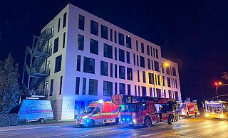Während die Einsatzkräfte einen Brand in einem unbewohnten Gebäude löschen, stehen die Großfahrzeuge an der Bahnhofstraße in Bereitschaft. - Ralph Meyer Während die Einsatzkräfte einen Brand in einem unbewohnten Gebäude löschen, stehen die Großfahrzeuge an der Bahnhofstraße in Bereitschaft. - Ralph Meyer